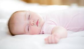 Comment rafraîchir bébé la nuit lors d’une canicule ?